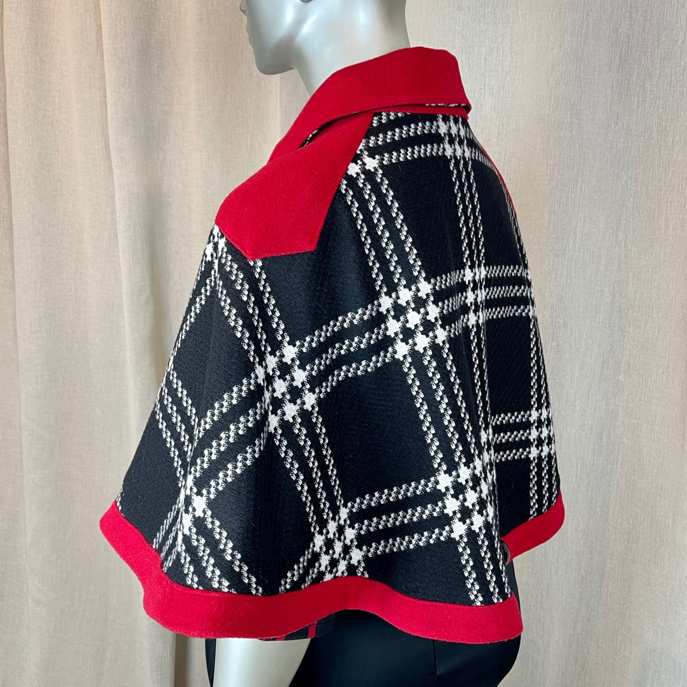 TIMELINE WOOL CAPE | Black Check.Red